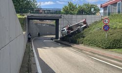 Bursa'da köprülü kavşakta 3 metre yüksekten devrilen kamyonetteki 3 kişi yaralandı