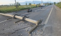 Bursa'da otomobilin devirdiği direğe motosikletin çarptığı kazada 4 kişi yaralandı