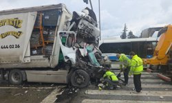 Bursa'da trafik ışıklarında bekleyen akaryakıt tankerine çarpan tırın sürücüsü yaşamını yitirdi