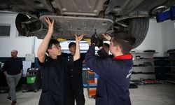 Bursa'daki meslek lisesi öğrencileri okul atölyesinde araç bakım ve onarımı yapıyor