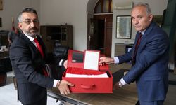 Çanakkale'den getirilen şehitlik bayrağı tarihi Konya Lisesi'ne teslim edildi