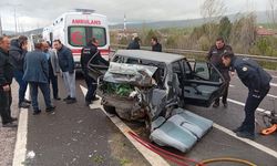 Çankırı'da panelvanın park halindeki otomobile çarpması sonucu 3 kişi öldü, 5 kişi yaralandı
