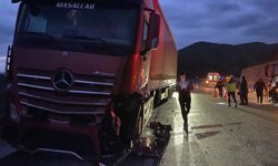 Çankırı'da tır ile çarpışan otomobildeki 3 kişi yaralandı