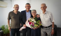 CHP Genel Başkanı Özel, Anneler Günü dolayısıyla Manisa'da ziyaretlerde bulundu