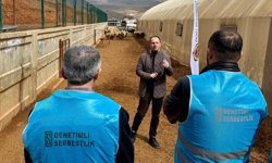 Çiftlikte kursa katılan yükümlüler küçükbaş hayvan yetiştiriciliğinin detaylarını öğreniyor
