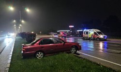 Çorum'da refüje çarpan otomobilin sürücüsü yaralandı