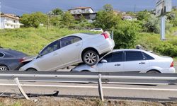 Çorum'da zincirleme kazada araç diğer aracın üzerine çıktı