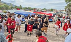 Dalyan Kanalı'nda, 19 Mayıs Atatürk'ü Anma, Gençlik ve Spor Bayramı teknelerle kutlandı
