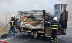 Diyarbakır'da seyir halindeyken alev alan kamyonet kullanılamaz hale geldi