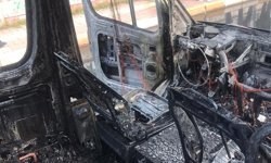 Diyarbakır'da seyir halindeyken alev alan minibüs tamamen yandı