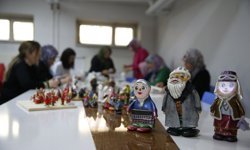 Doğadan topladıkları taşlarla Anadolu kültürünü yansıtan bebekler yapıyorlar