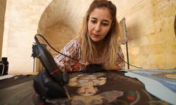 Dövme tekniğiyle hayvan derisine Anadolu motifleri ve mitolojik figürler işliyor