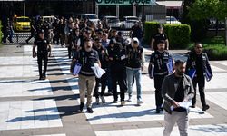 Düzce'de nitelikli dolandırıcılık operasyonunda yakalanan 21 zanlı adliyede