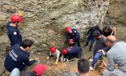 Elazığ'da kanalizasyon çalışmasında kaldırımın çökmesi sonucu göçük altında kalan işçi yaralandı