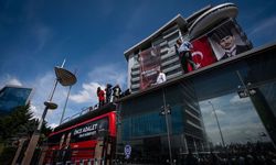 Emniyet ekipleri CHP Genel Merkezi'nin önünde tahliye için bekliyor