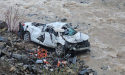 Erzincan'da dereye yuvarlanan otomobildeki 2 kişi öldü, 1 kişi ağır yaralandı