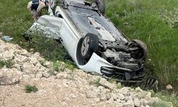 Erzincan'da devrilen otomobildeki 1'i bebek 3 kişi yaralandı