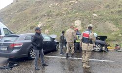 Erzurum'da 2 otomobilin çarpıştığı kazada biri ağır 5 kişi yaralandı