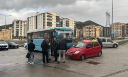 Erzurum'da halk otobüsü ile otomobilin çarpıştığı kazada 5 kişi yaralandı