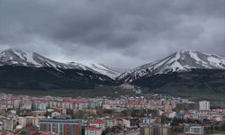 Erzurum'da mayıs ortasında yağan kar vatandaşları şaşırttı
