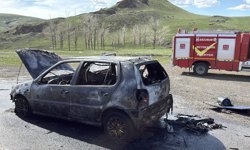 Erzurum'da seyir halindeyken yanan otomobil kullanılamaz hale geldi