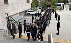 Eskişehir'in Tepebaşı Belediyesine yönelik operasyonda gözaltına alınan 25 şüpheli adliyede