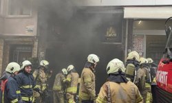 Fatih'te market deposunda çıkan yangına müdahale ediliyor