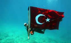 Fethiye'de dalgıçlar 19 Mayıs'ı deniz altında kutladı
