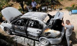 Filistin topraklarını gasbeden İsrailliler, Batı Şeria'da çiftçiye ait bir araç ile traktörü kundakladı
