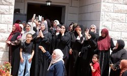 Filistinli işçiler İsrail'in kısıtlamaları nedeniyle hayatlarını riske atarak Ayrım Duvarı'nı aşmaya çalışıyor