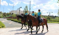Gaziantep'te göreve başlayan atlı birlikler parkta ilgi odağı oldu