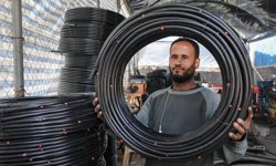 Gazze'de çöplerden toplanan plastikler, su ihtiyacını karşılayacak hortumlara dönüşüyor
