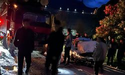 Gümüşhane'de kamyon ile otomobilin çarpıştığı kazada 2'si ağır 3 kişi yaralandı