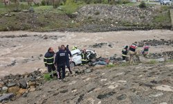 GÜNCELLEME - Erzincan'da dereye yuvarlanan otomobildeki 2 kişi öldü, 1 kişi ağır yaralandı