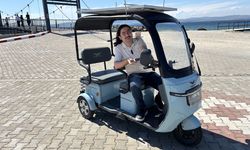 Güneş paneli taktığı elektrikli motosikletle 'ücretsiz' yolculuk yapıyor