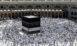 Hacı adayları Kurban Bayramı öncesi son cuma namazını Kabe'de kıldı