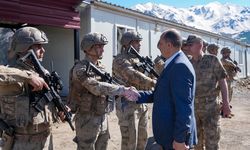 Hakkari Valisi Taşyapan güvenlik güçleriyle bayramlaştı