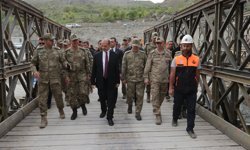 Hakkari Valisi Taşyapan ve 2. Ordu Komutanı Korgeneral Topaloğlu, panel köprü çalışmalarını inceledi