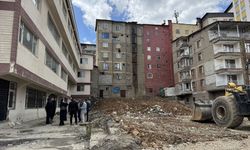 Hakkari'de 8 binanın boşaltılmasına neden olan temel çukuru taş ve toprakla dolduruldu