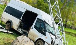 Hakkari'de elektrik direğine çarpan minibüsteki 11 kişi yaralandı