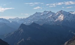 Hakkari'deki Sılo Yaylası lale ve çiçeklerle bezendi