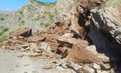 Hakkari'nin Şemdinli-Derecik kara yoluna düşen kaya parçaları temizlendi