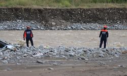 Hatay'da 3 kişinin öldüğü sağanakta sele kapılarak kaybolan 2 genç aranıyor