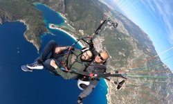 Hint diplomat Shukla, Fethiye'de yamaç paraşütüyle uçuş yaptı