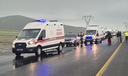 Iğdır Valisi Taşolar'ın makam aracı ile koruma aracının karıştığı kazada 4 kişi yaralandı