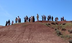 Iğdır'da doğa severler, Gökkuşağı Tepeleri'nde uçurtma uçurdu