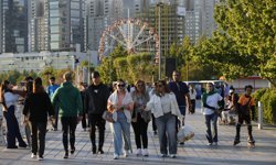İranlılar ateşkes ortamında, savaşın stresini Tahran'daki gölün kenarında atmaya çalışıyor