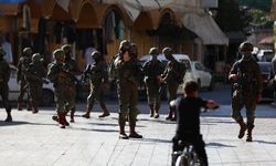İsrail askerleri, El Halil'deki baskında kapattıkları yoldan çocukların dahi geçişine izin vermedi