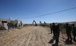 İsrail, işgal altındaki Batı Şeria'da Filistinlilere ait 2 katlı evi yıktı