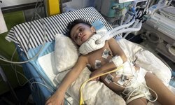 İsrail'in saldırısında yaralanan bebek, Gazze'den çıkışların kısıtlı olması nedeniyle yaşam mücadelesi veriyor